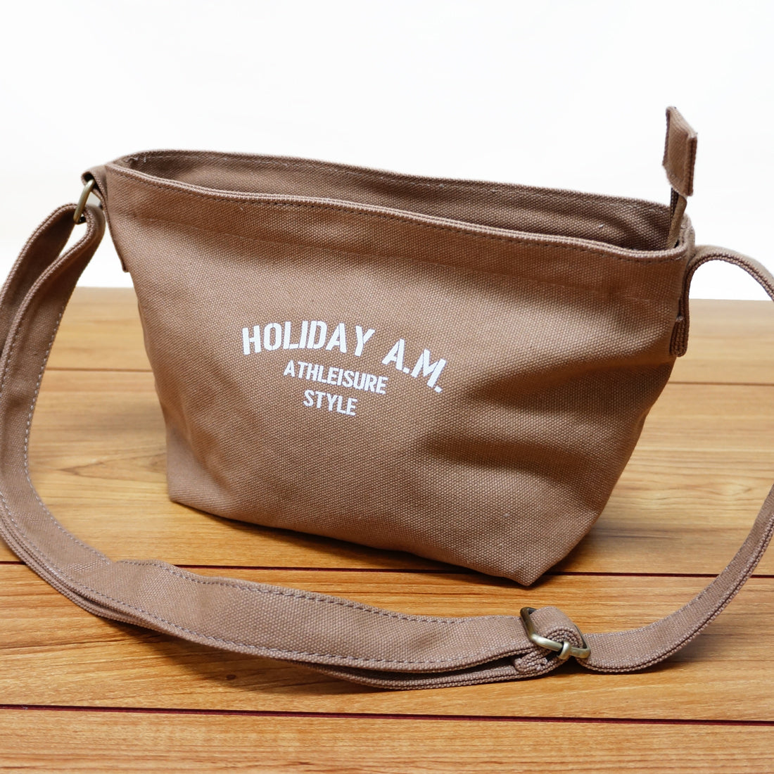 バッグ ショルダーバッグ ショルダー 斜め掛け キャンバス 帆布 キャンバスサコッシュ HolidayA.M.